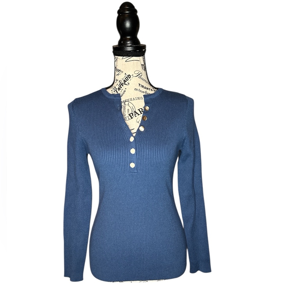 NWT Gray Blue Ribbed Knit V Neck Gold Buttons Slim Fit Sweater - Size Medium